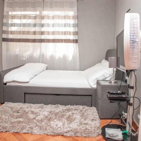 Fully Aircondition 3Bed Villa- A C- Wifi- Hotwater Фритаун Экстерьер фото