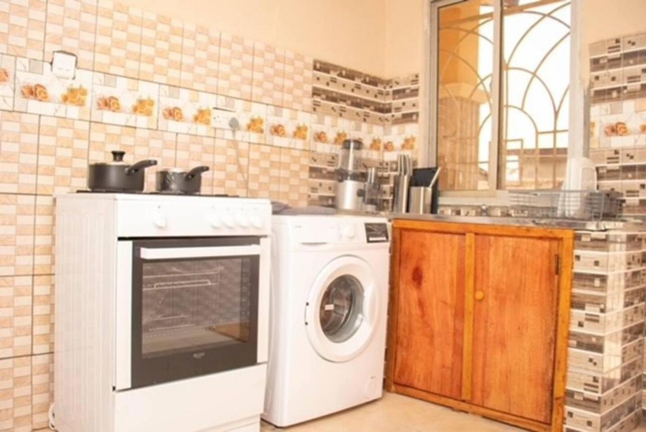 Fully Aircondition 3Bed Villa- A C- Wifi- Hotwater Фритаун Экстерьер фото