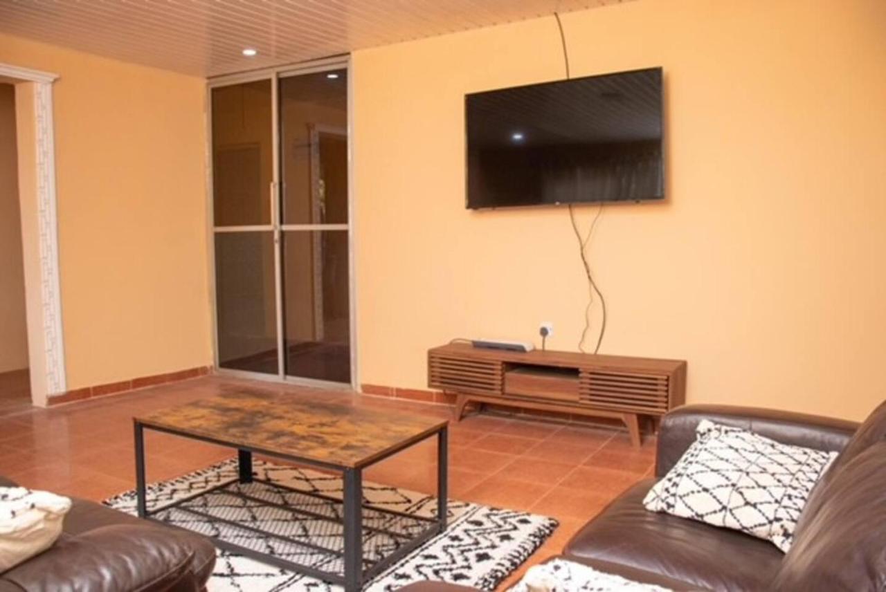 Fully Aircondition 3Bed Villa- A C- Wifi- Hotwater Фритаун Экстерьер фото