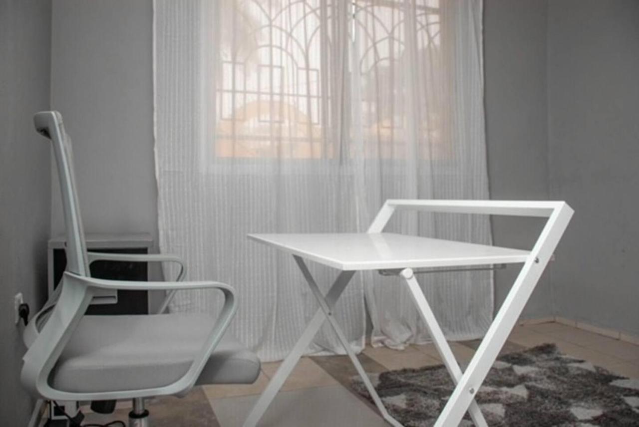 Fully Aircondition 3Bed Villa- A C- Wifi- Hotwater Фритаун Экстерьер фото