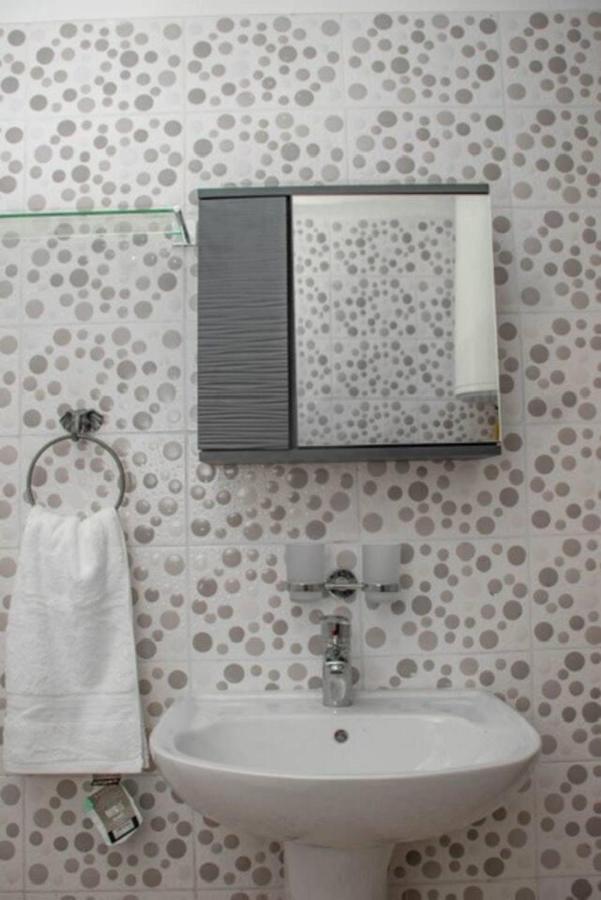 Fully Aircondition 3Bed Villa- A C- Wifi- Hotwater Фритаун Экстерьер фото