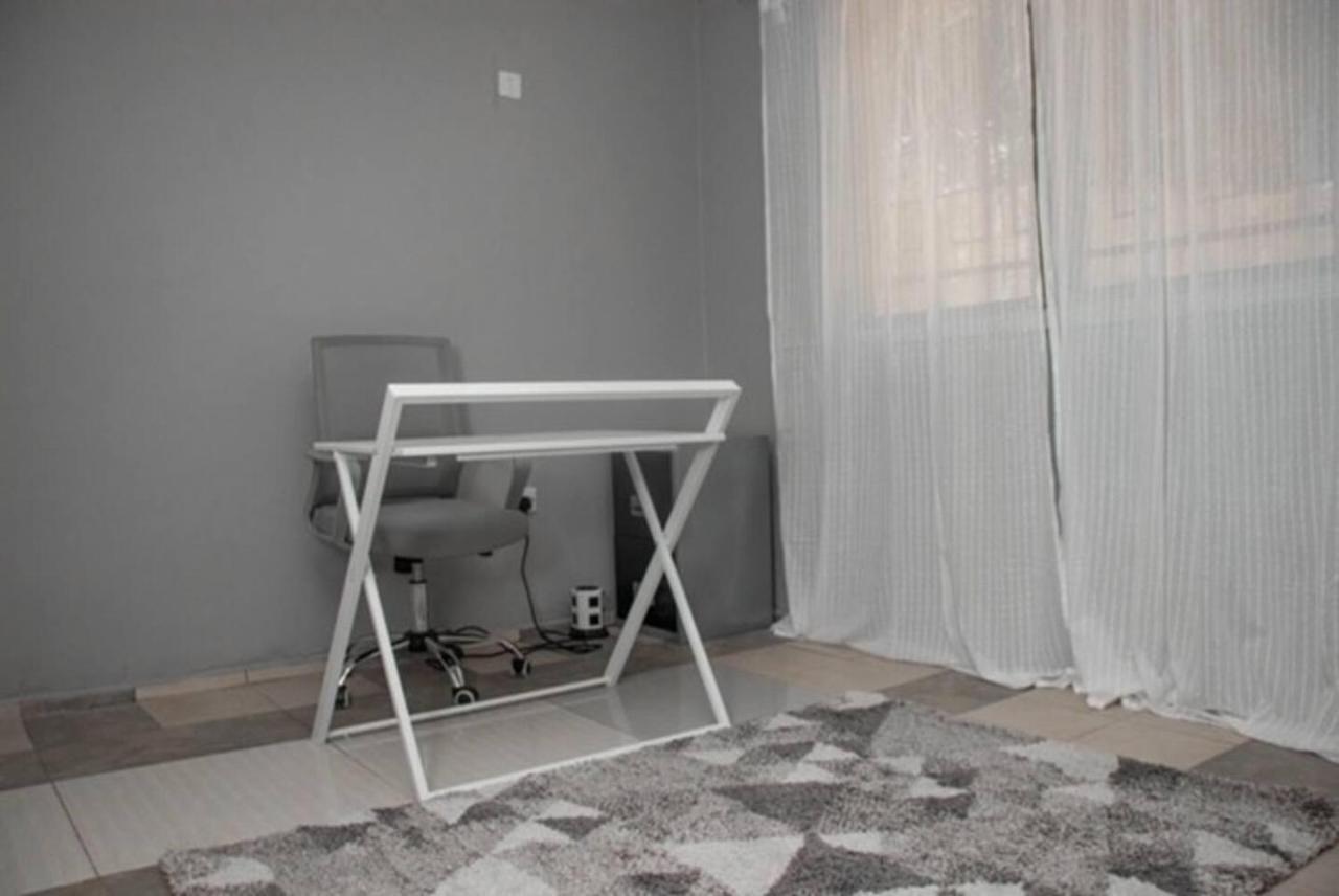 Fully Aircondition 3Bed Villa- A C- Wifi- Hotwater Фритаун Экстерьер фото