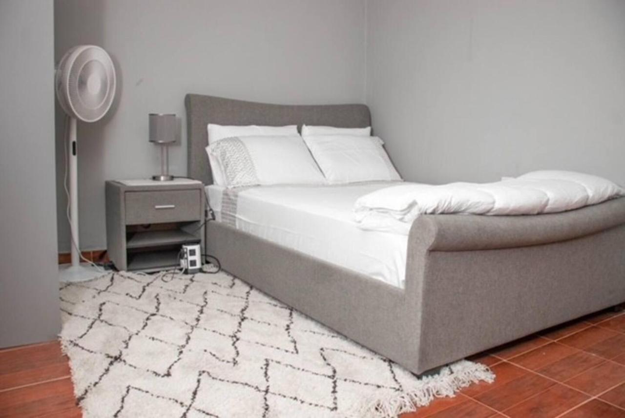 Fully Aircondition 3Bed Villa- A C- Wifi- Hotwater Фритаун Экстерьер фото