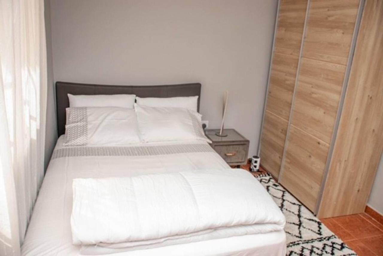 Fully Aircondition 3Bed Villa- A C- Wifi- Hotwater Фритаун Экстерьер фото