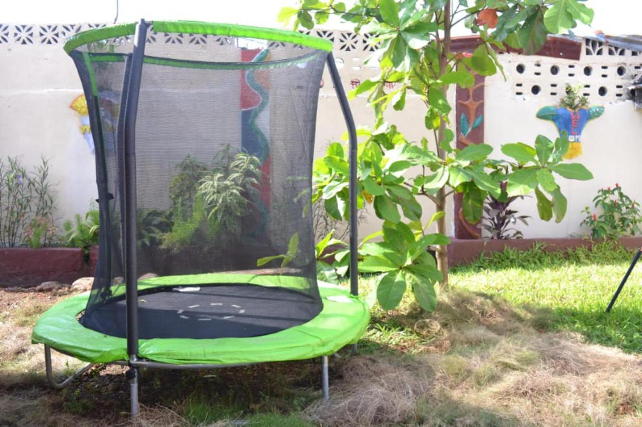 Fully Aircondition 3Bed Villa- A C- Wifi- Hotwater Фритаун Экстерьер фото