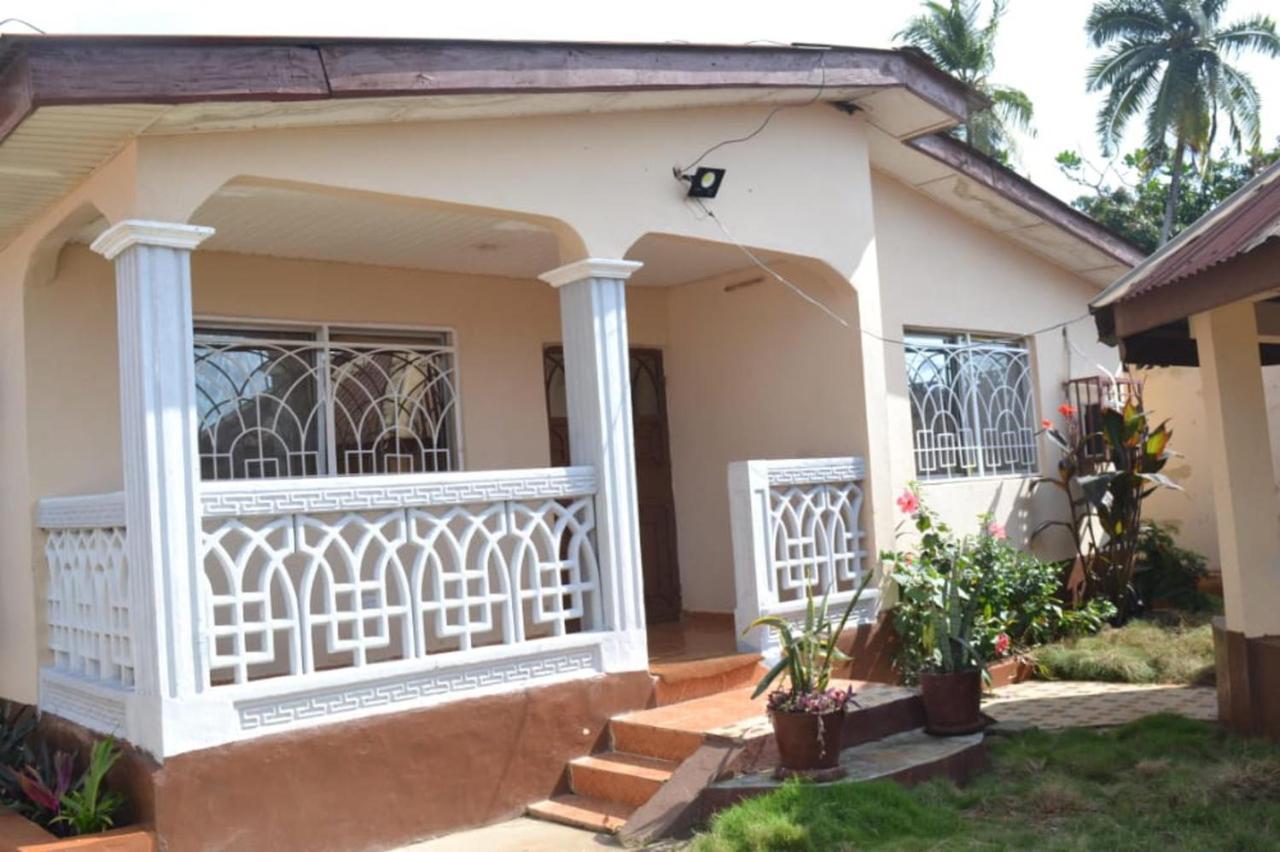 Fully Aircondition 3Bed Villa- A C- Wifi- Hotwater Фритаун Экстерьер фото