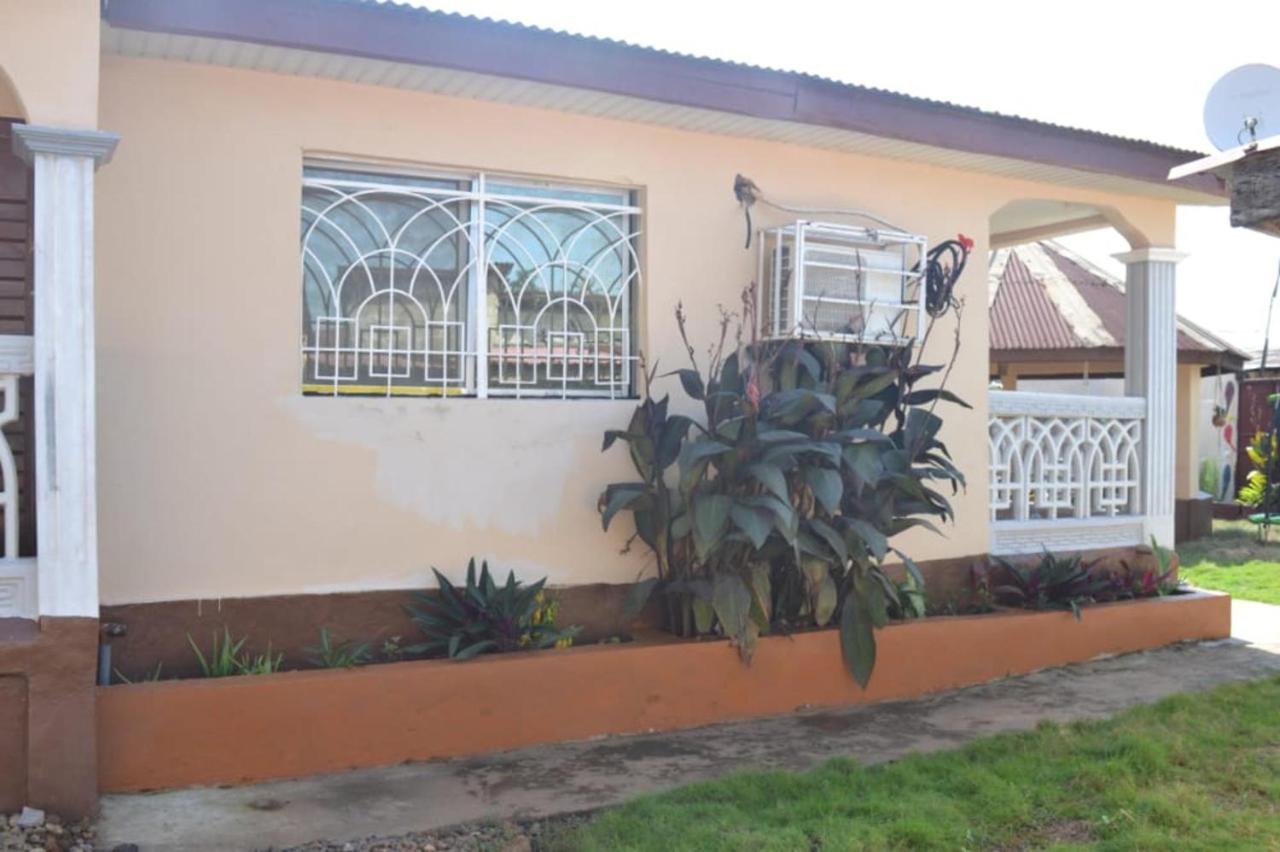 Fully Aircondition 3Bed Villa- A C- Wifi- Hotwater Фритаун Экстерьер фото
